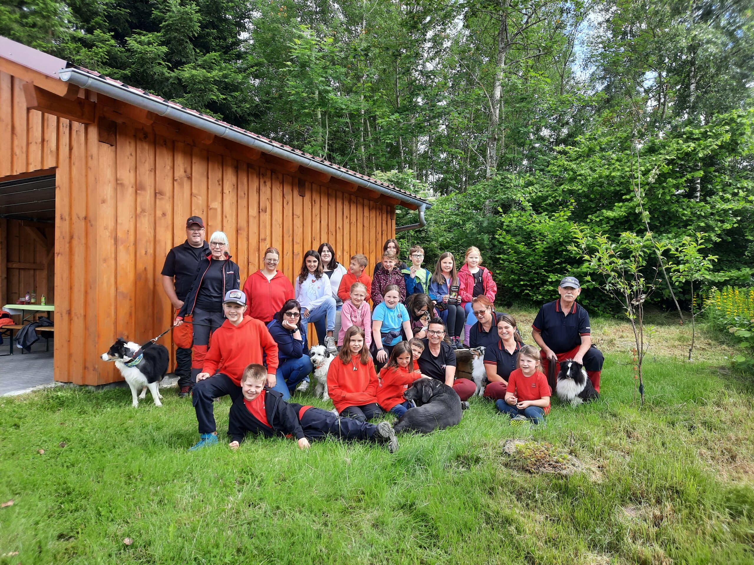 Gruppenbild Jugendgruppe Tierheim und Jugendgruppe Team Trail